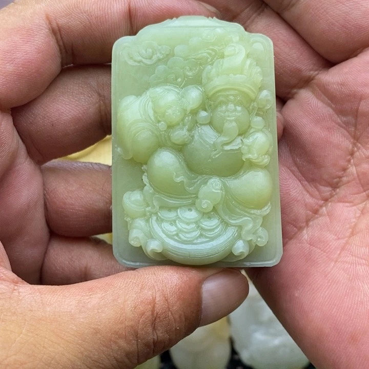 安***乖和田玉未镶嵌颈饰定制