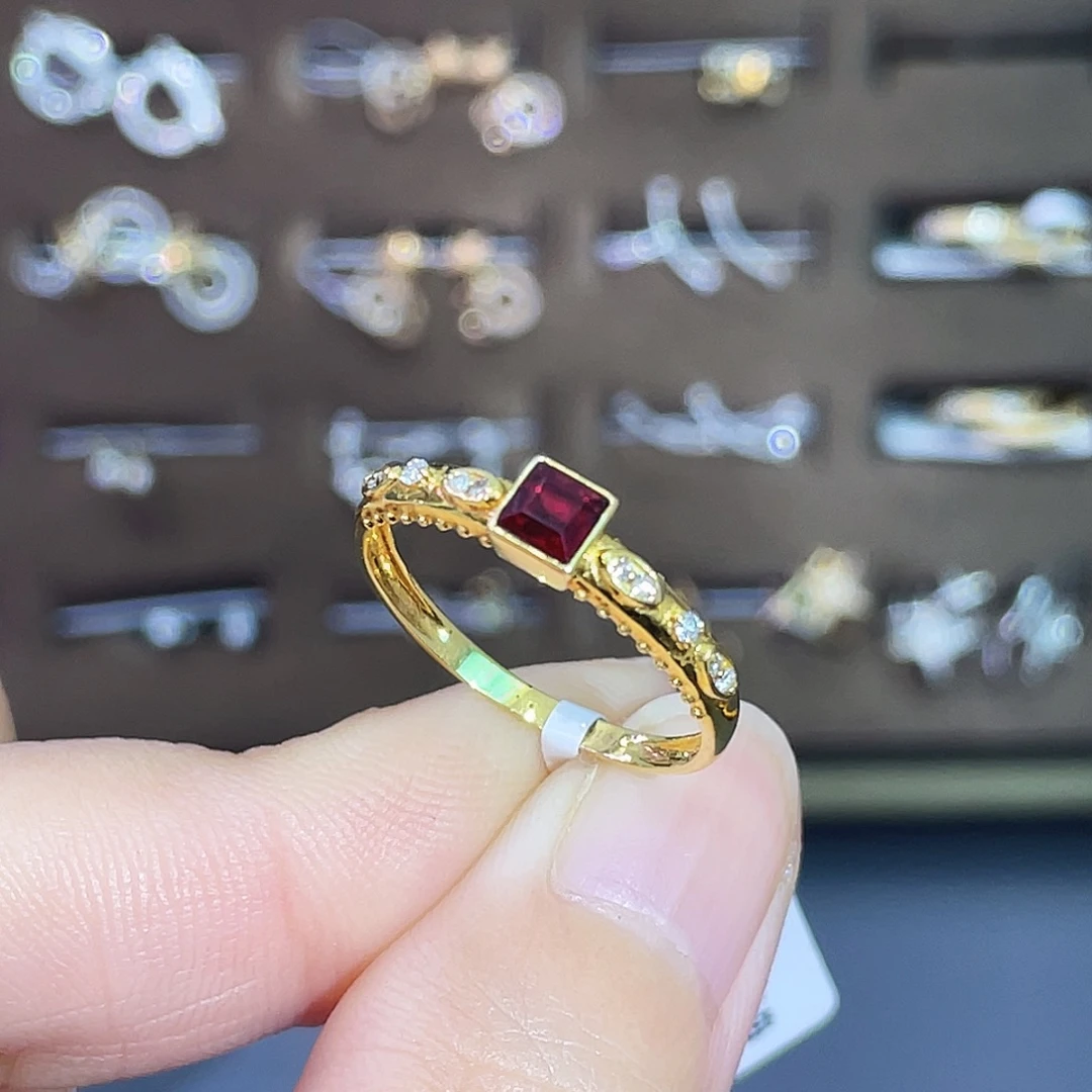 戒指18K金镶嵌红宝石0.53克拉鸽血红