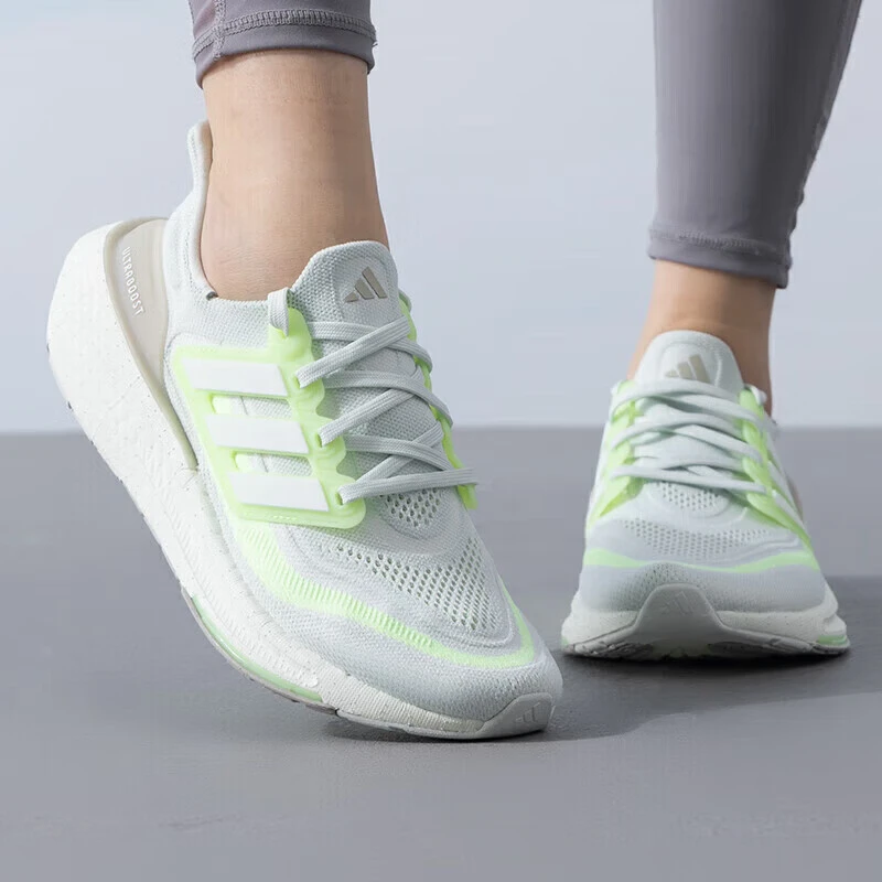 阿迪达斯 （adidas）女鞋 boost时尚缓震轻便跑鞋户外运动鞋 IE3338