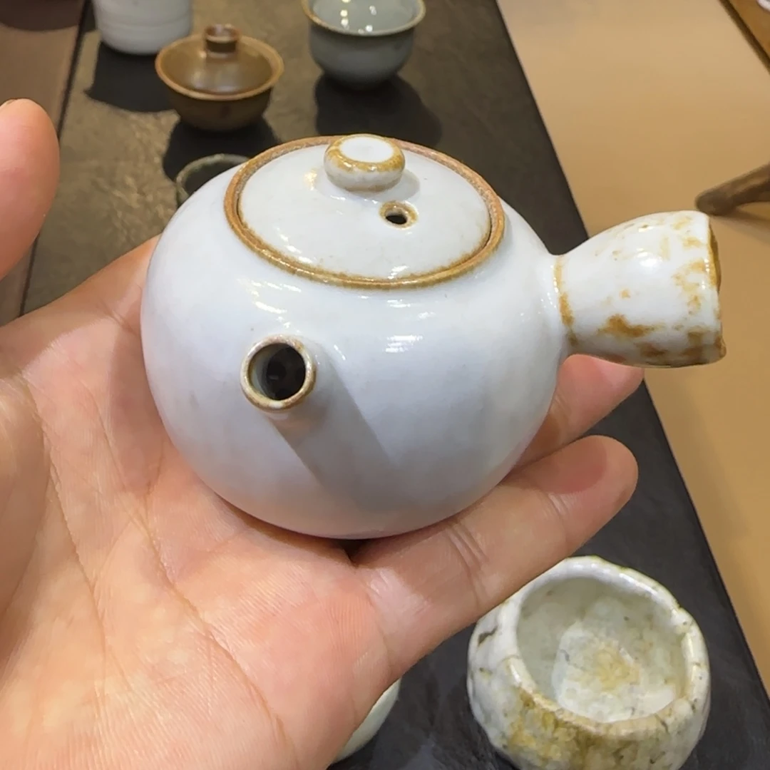 手捏志野侧把壶壶