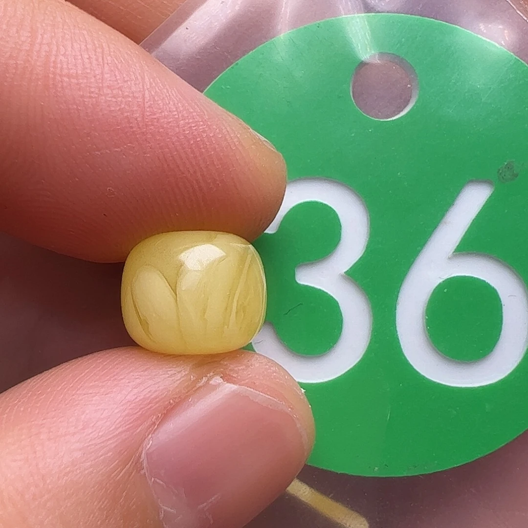 未镶嵌蜜蜡裸石9.2m m