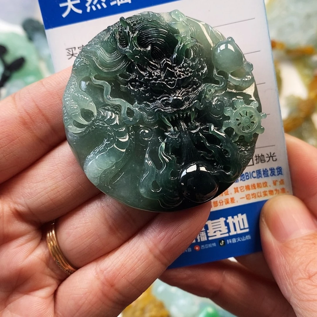 翡翠未镶嵌颈饰龙