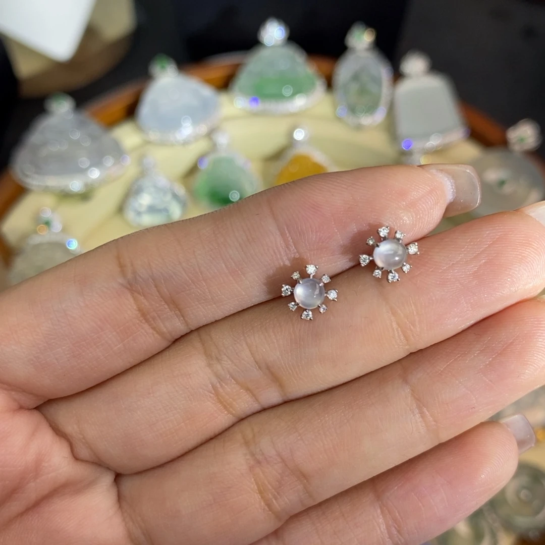 颈饰18K金镶嵌翡翠A货翡翠