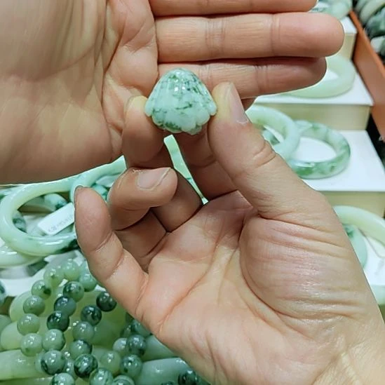 透闪石-蛇纹石玉未镶嵌颈饰