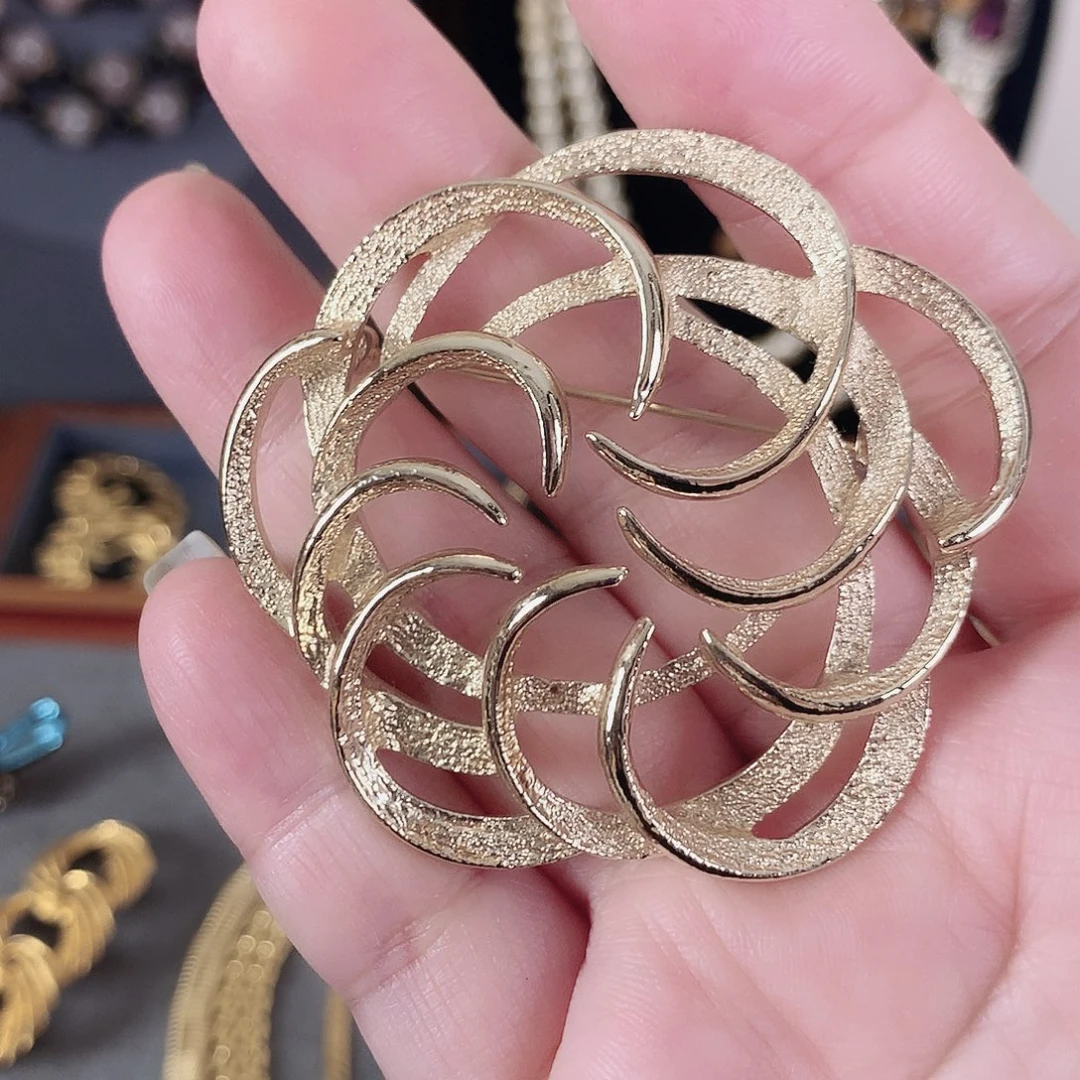 无铁合金烟花胸针