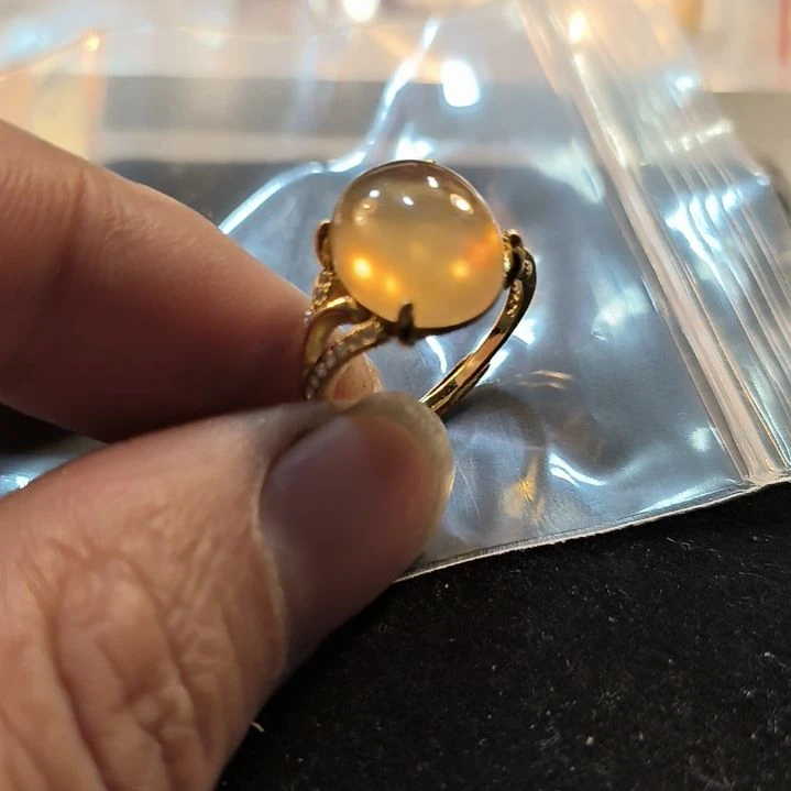 君***乐未镶嵌戒面石英岩玉