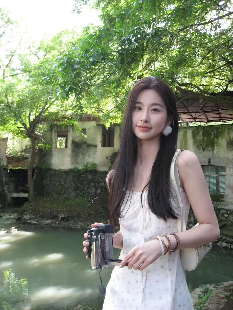 B21-4白色“短款碎花”吊带连衣裙