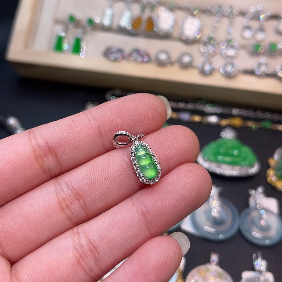 翡翠18K金镶嵌颈饰豆子