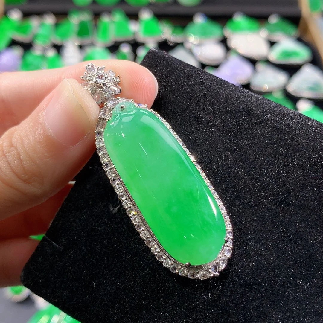 翡翠18K金镶嵌颈饰