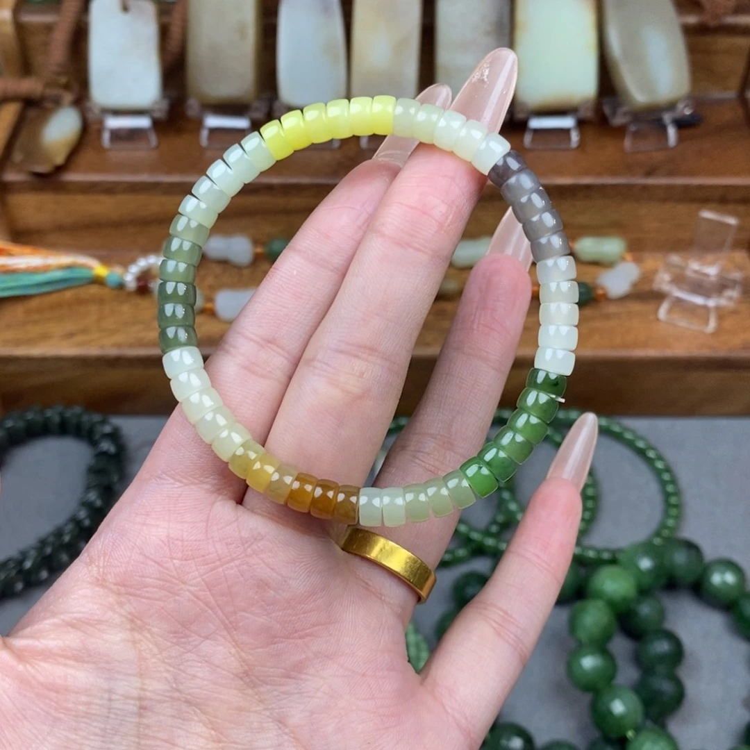 和田玉颈饰未镶嵌深*。