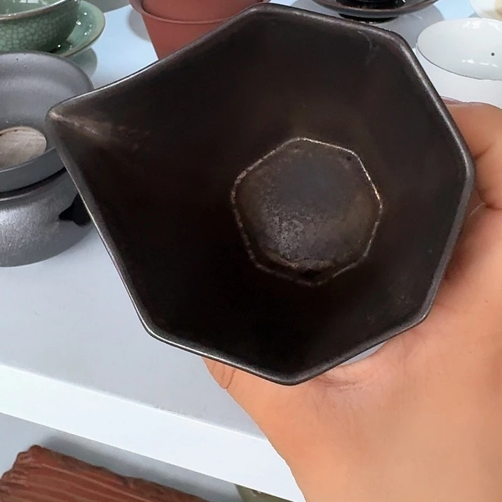 主人杯一个，瓷。品茗赏