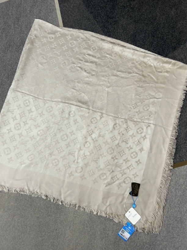 95新 LouisVuitton/路易威登 灰色满印大披肩140*140