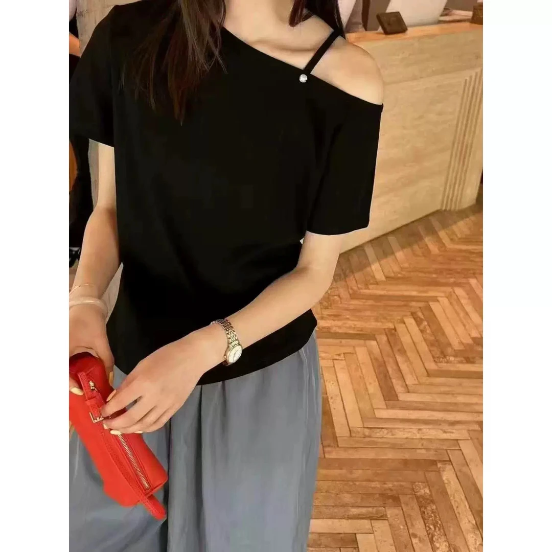 《秀秀精选》岳岳 7023侧肩带珍珠款短袖