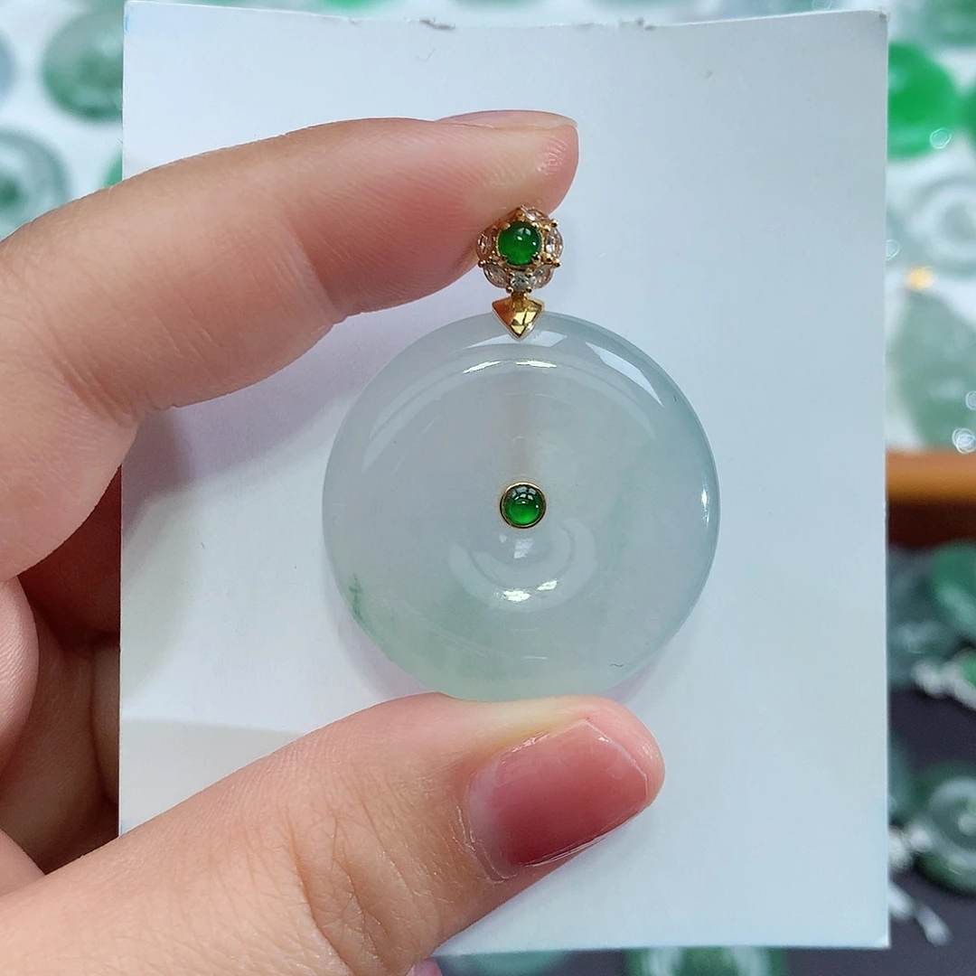 翡翠18K金镶嵌颈饰平安扣