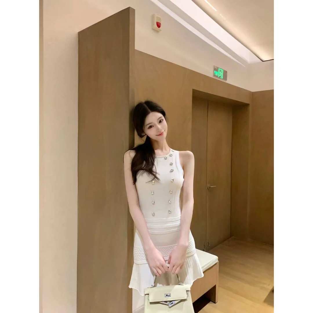 Hotdog 热狗很辣古早氛围修身显瘦圆领无袖排扣设计背心上衣