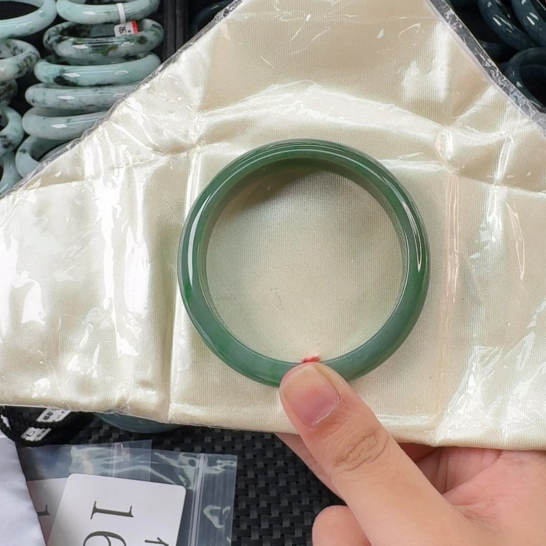 伊***姐翡翠未镶嵌颈饰手镯57 58