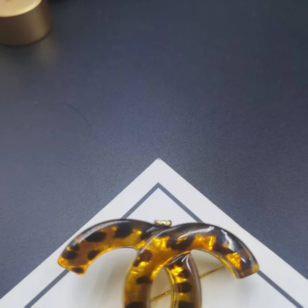 铜合金亚克力胸针 【伊琳甄选】豹纹胸针饰品小香风精致百搭轻奢