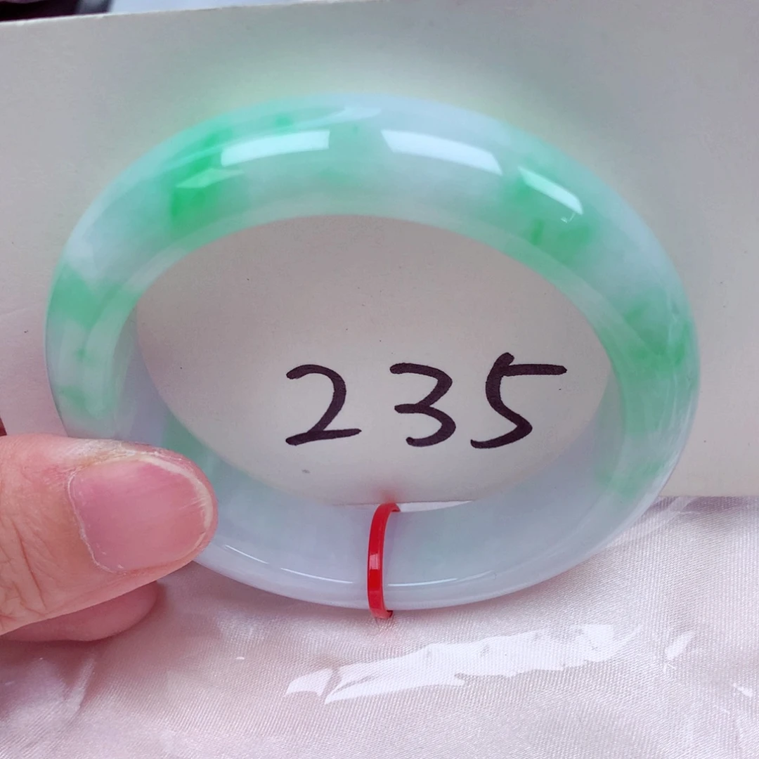 翡翠手镯未镶嵌翡翠