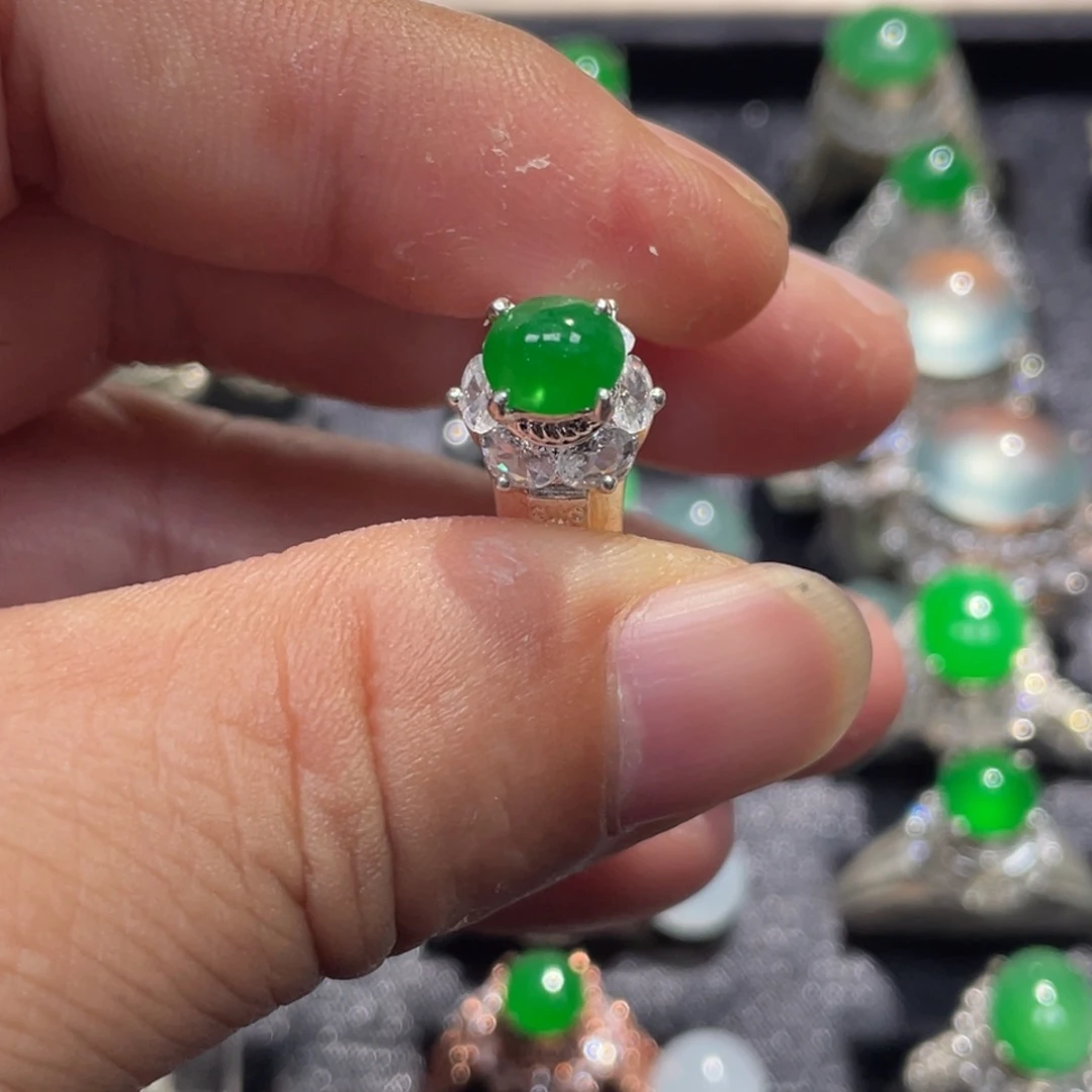 翡翠裸石辣阳绿蛋面铜托