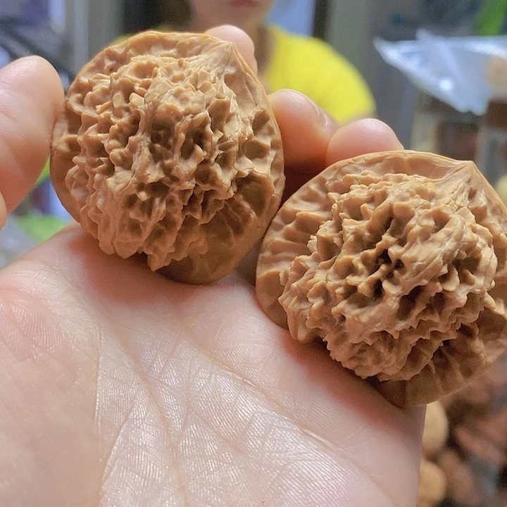 【闪购商品】文玩核桃把件44红皮乾隆纹