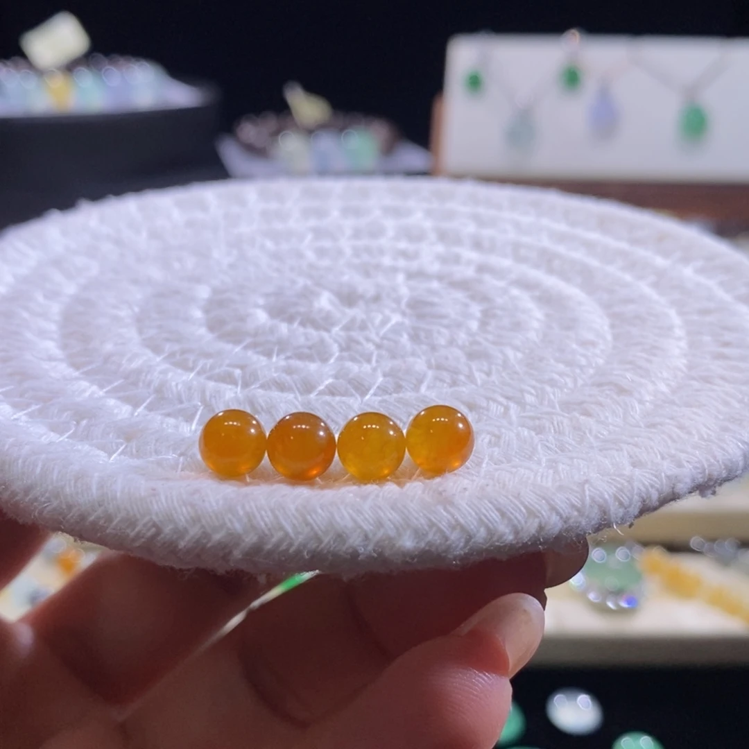 翡翠未镶嵌颈饰多样性发其一