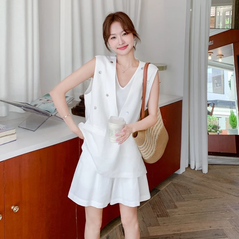 白色气质设计感贝壳装饰背心短裤套装两件套女夏韩里韩气穿搭减龄