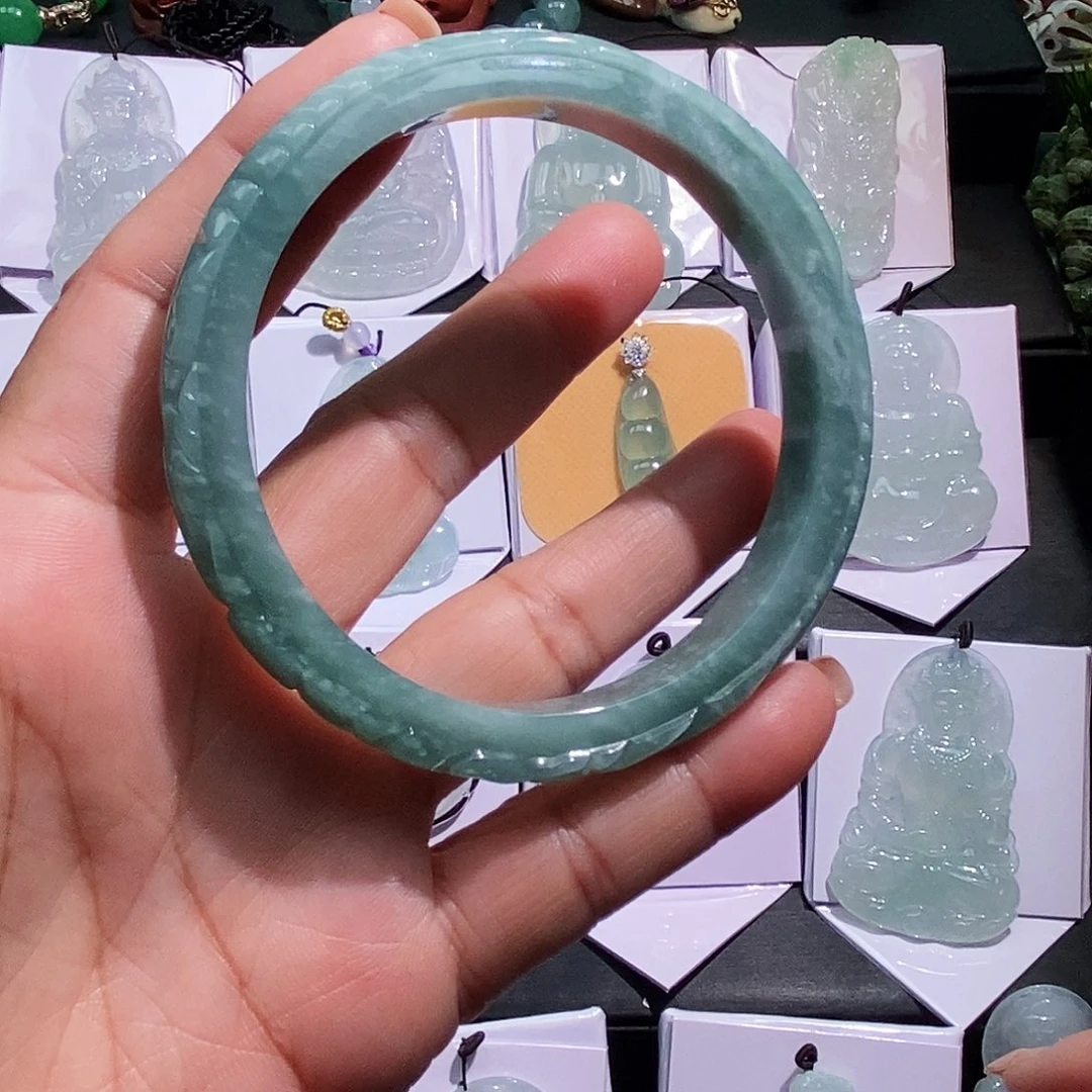 翡翠未镶嵌颈饰手镯