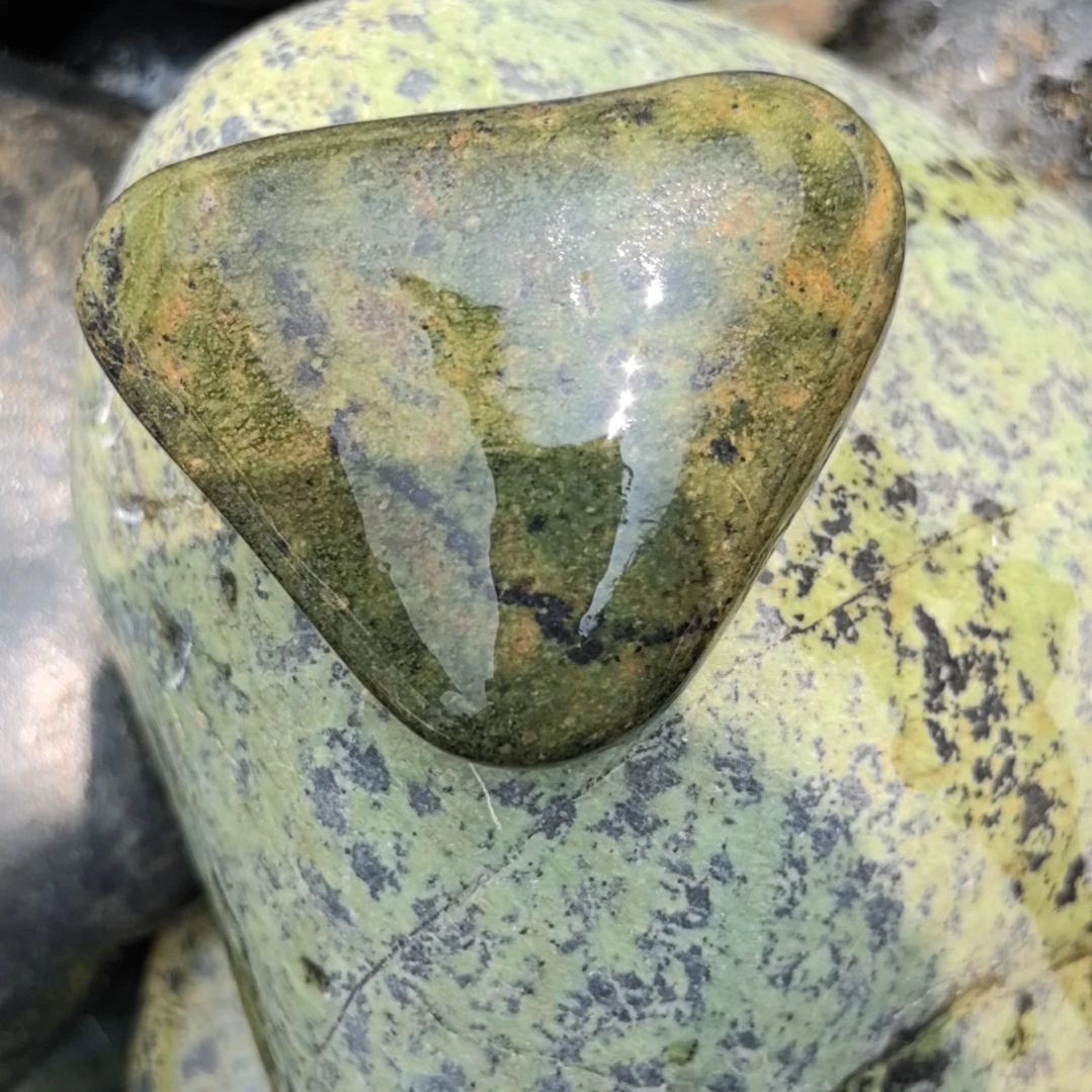乐***谜有机玻璃藏玉药王石原石一个