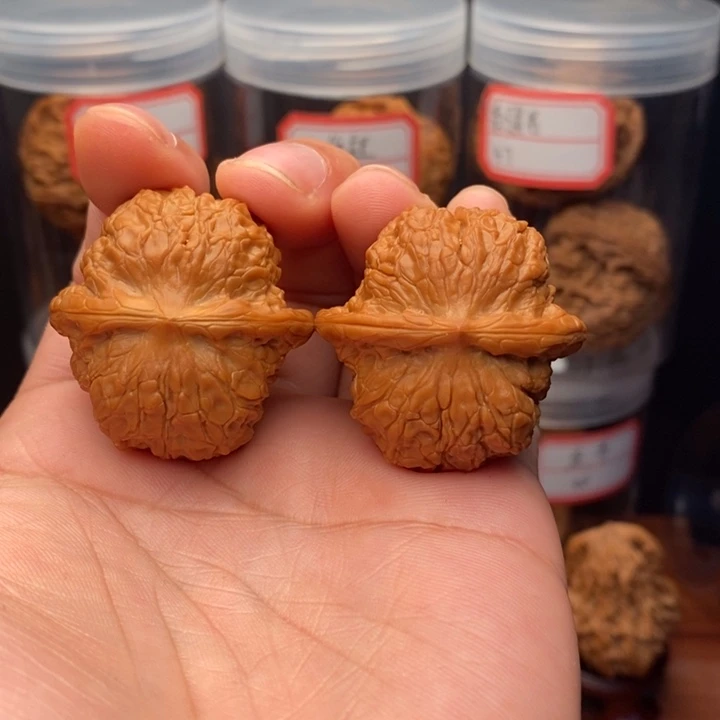 文玩核桃把件36尺血麒麟