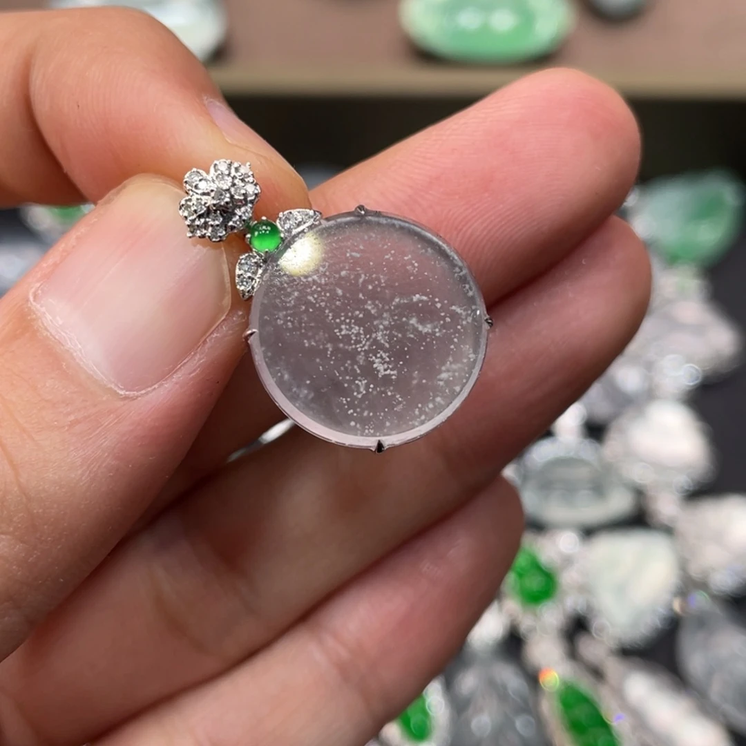 翡翠18K金镶嵌颈饰无事牌