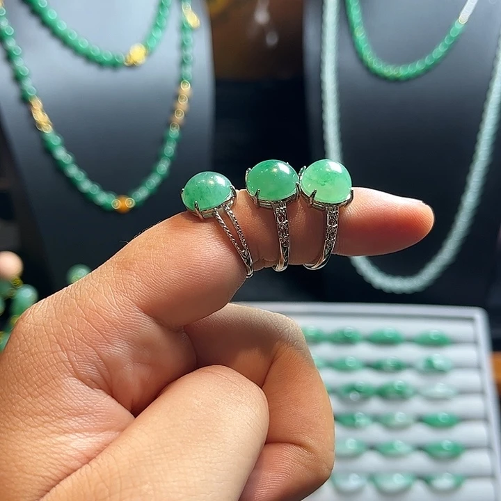 石英质玉（非洲翠）合金项圈