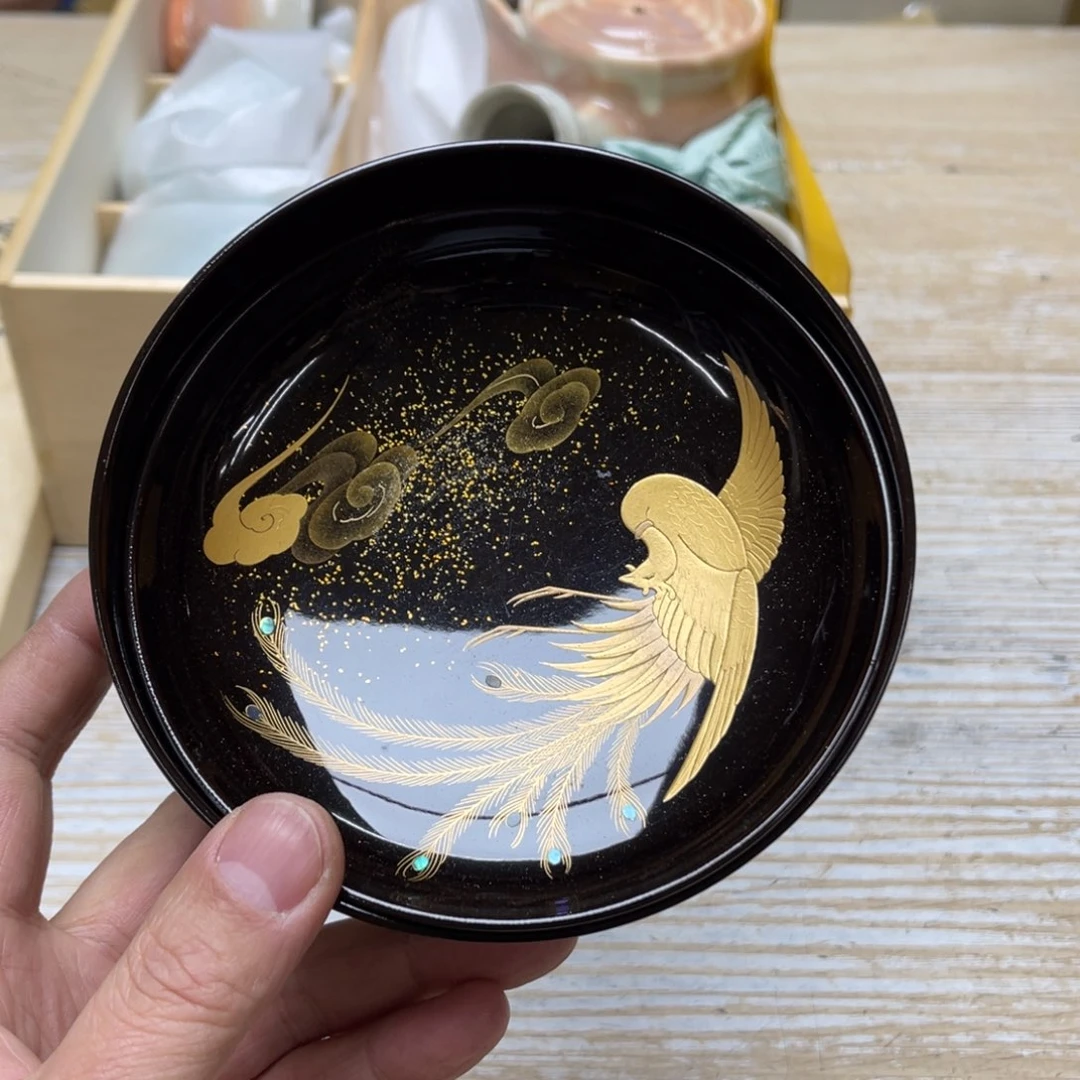 瓷片毛****想密密麻麻地排列着一个
