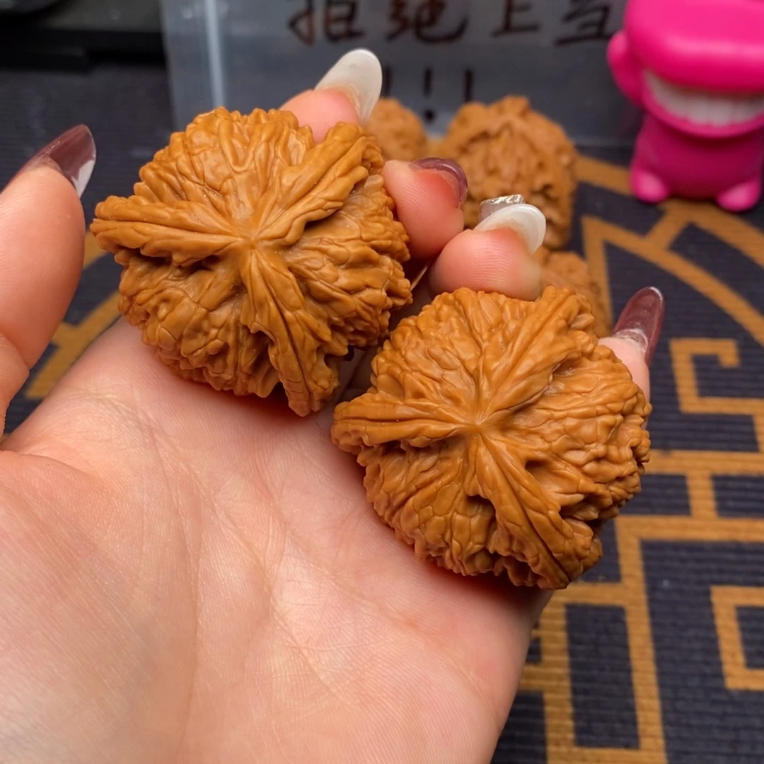 文玩核桃吊坠小**剪白狮子