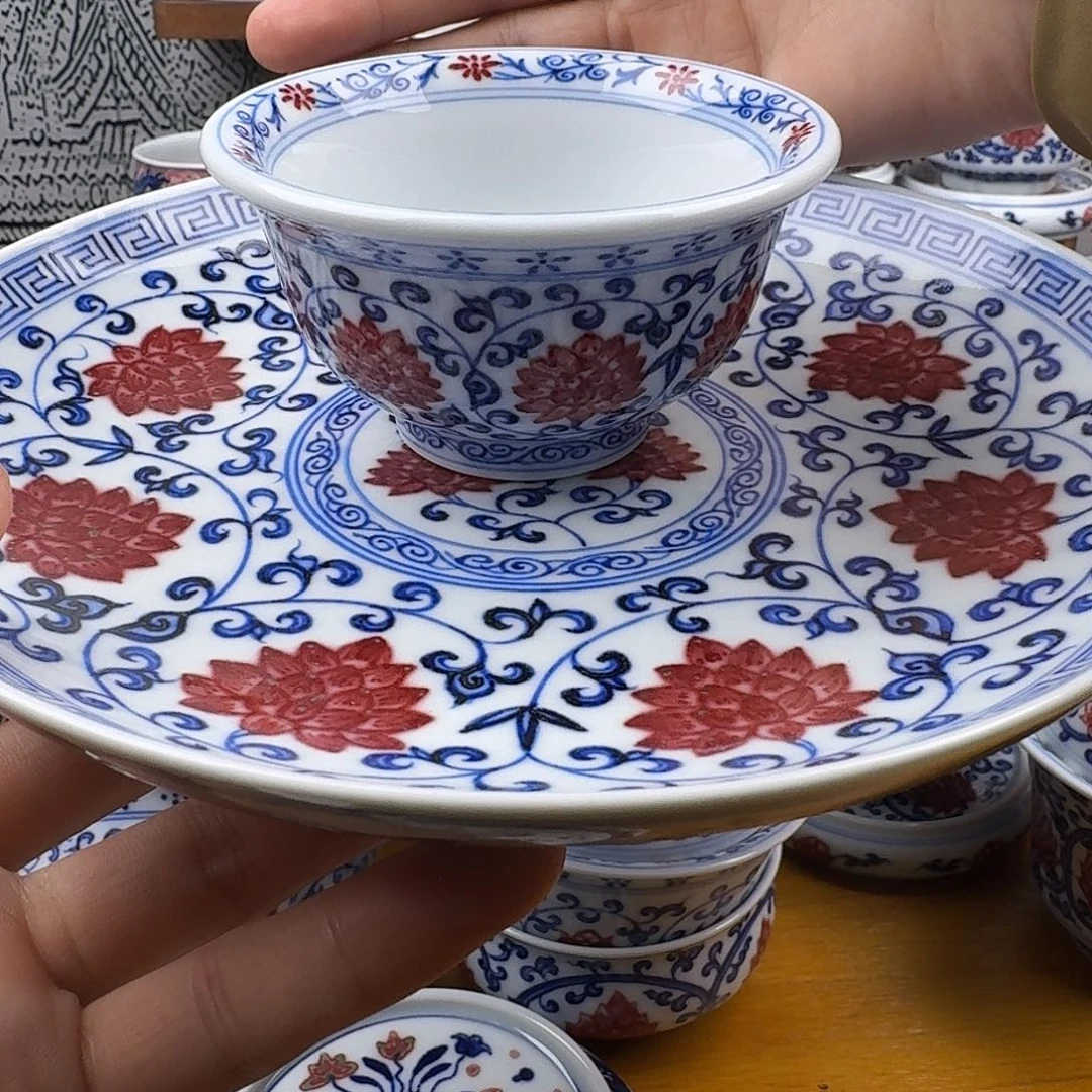 骑***上釉里红杯子和壶承一起