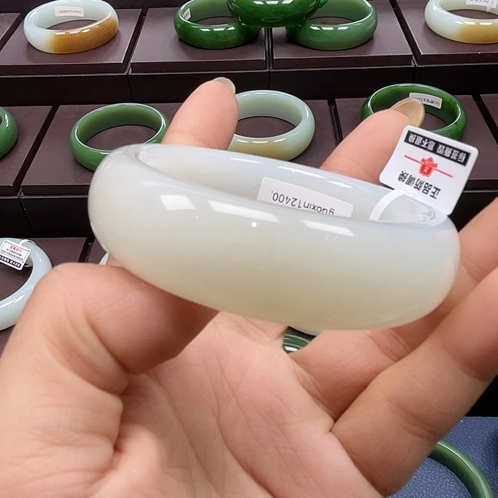 和田玉未镶嵌手镯