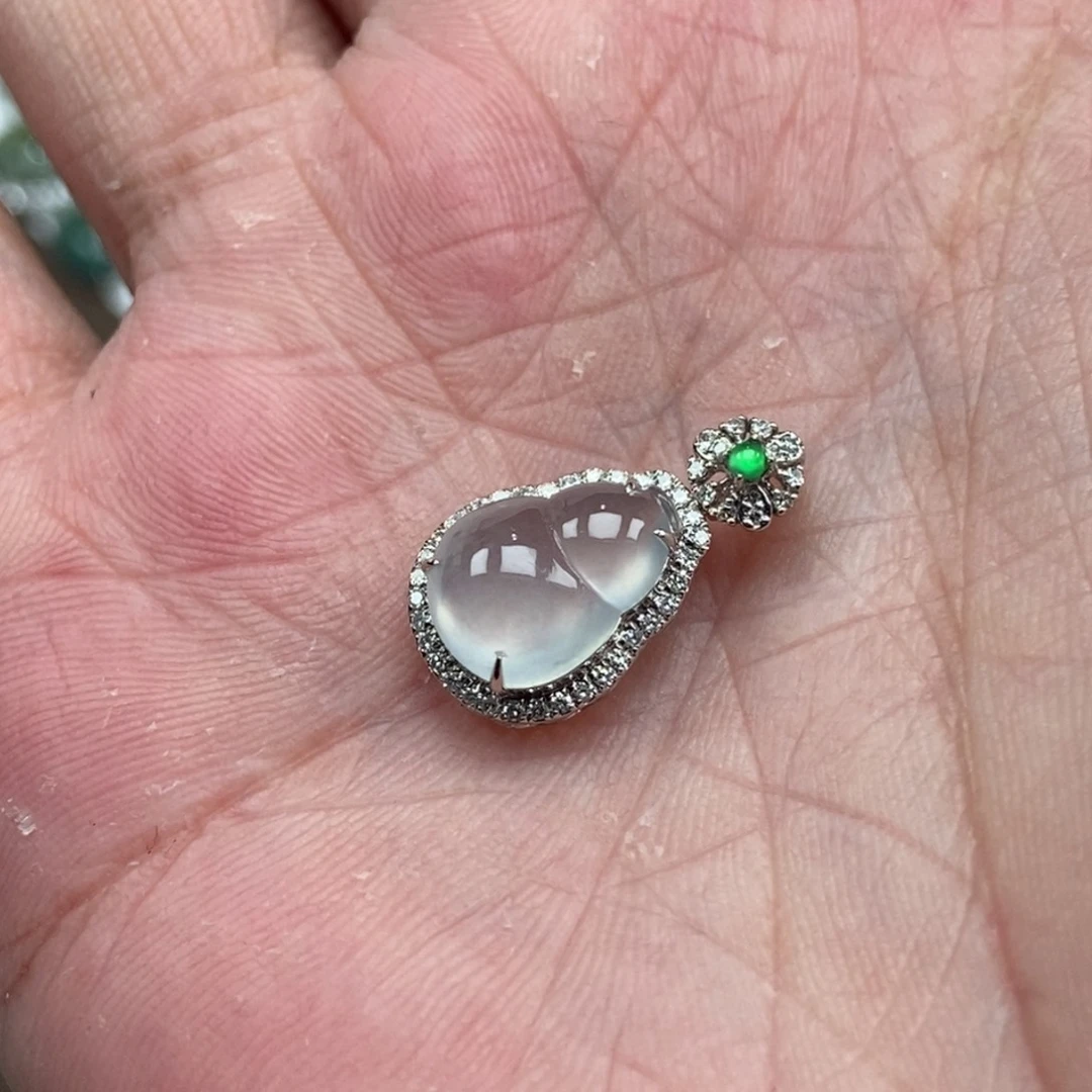 颈饰18K金镶嵌翡翠葫芦