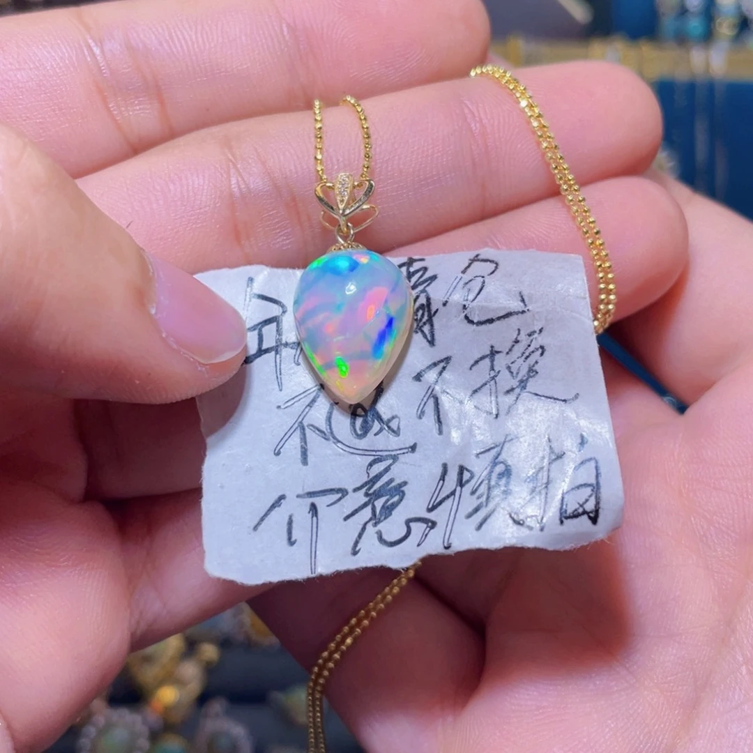 欧泊吊坠）18K金镶嵌于*?