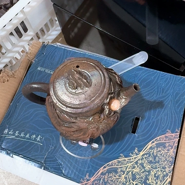 侯***飞主人杯一个，瓷，品茗。壶一个