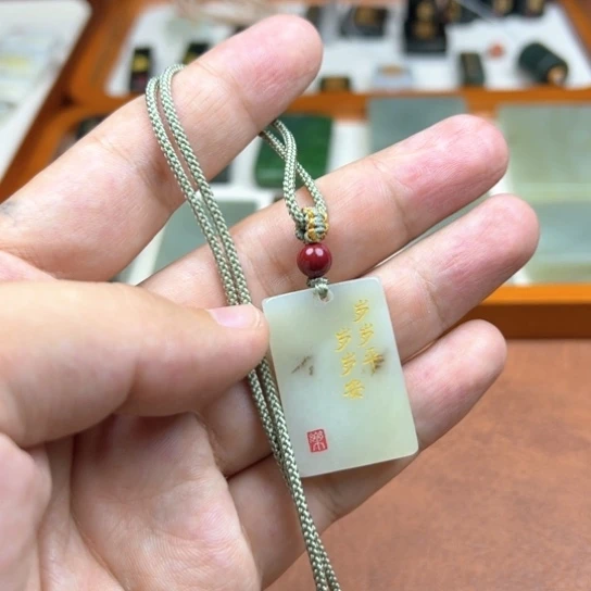 颈饰未镶嵌和田玉(糖玉)