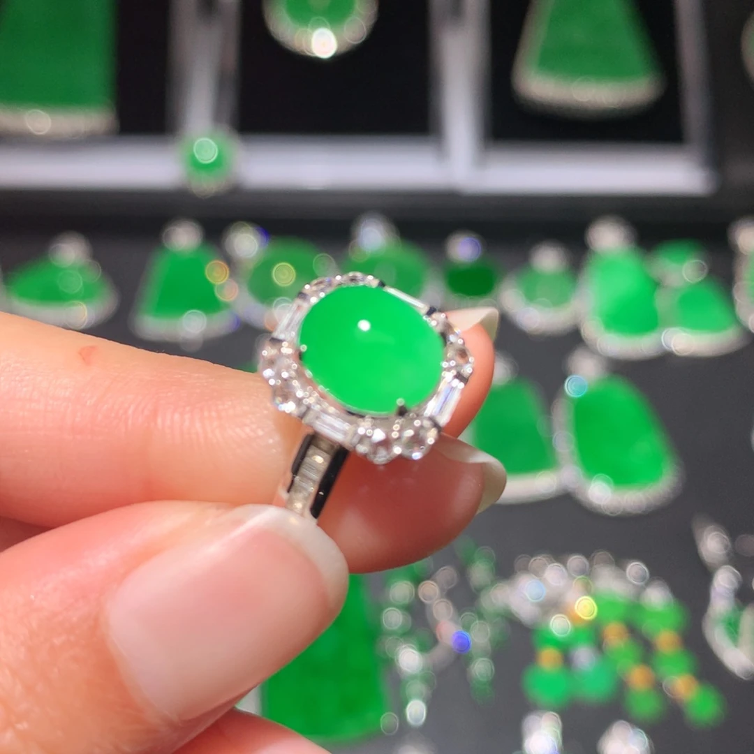 翡翠颈饰18K金镶嵌翡翠戒指