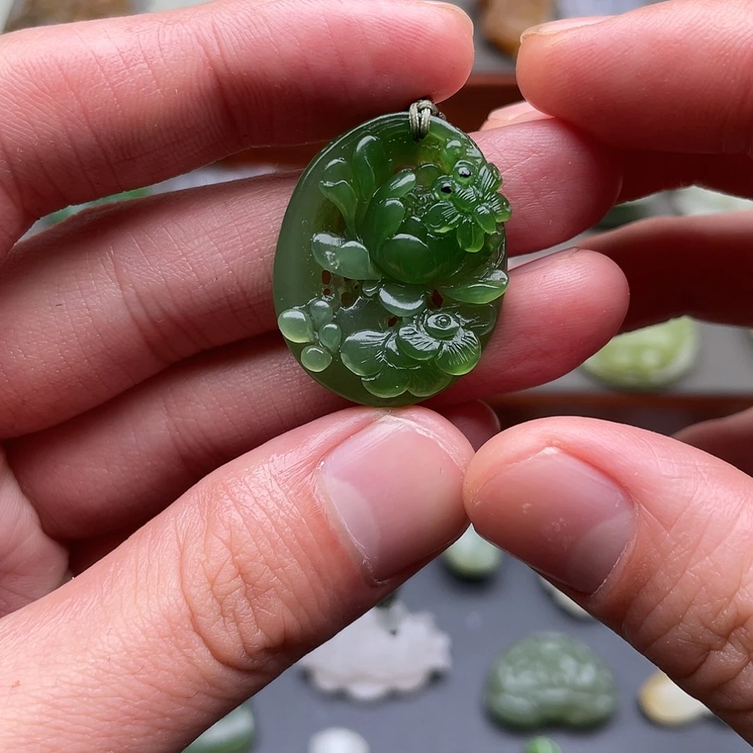 和田玉未镶嵌颈饰碧玉牡丹