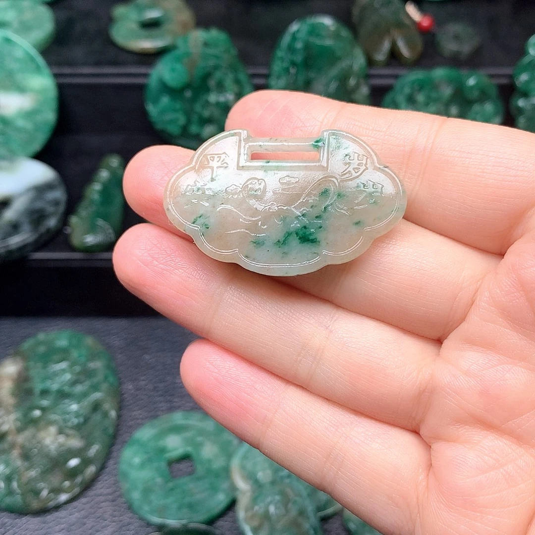 我***谁独山玉未镶嵌颈饰