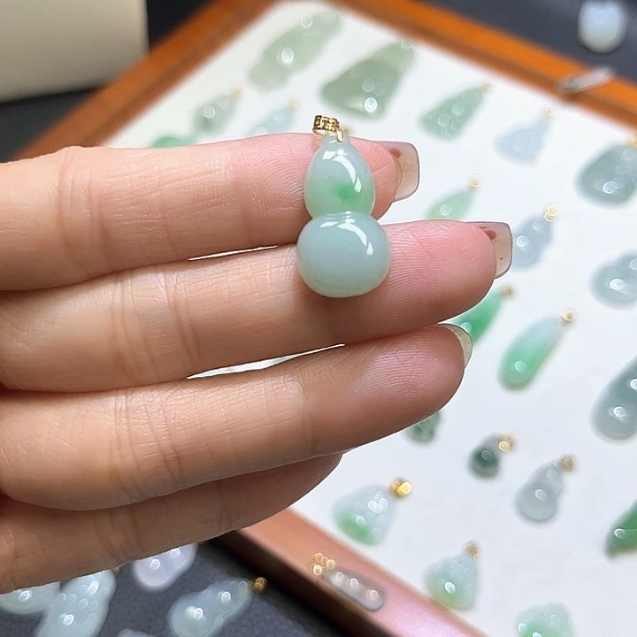 颈饰18K金镶嵌翡翠