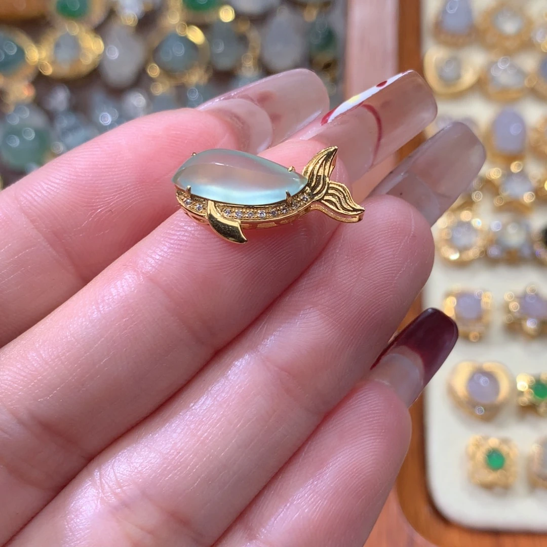 翡翠挂件18K金镶嵌人*客翡翠