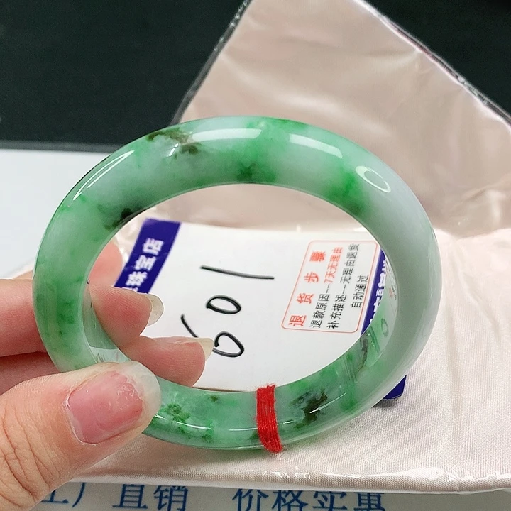 翡翠手镯未镶嵌翡翠