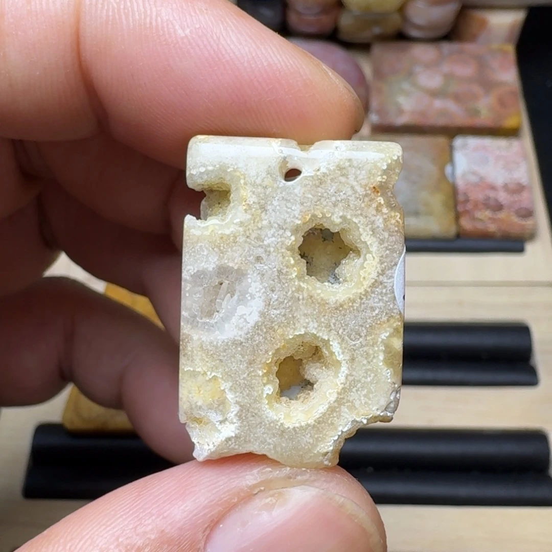 石英质玉未镶嵌纯天然色有机玉石保真色
