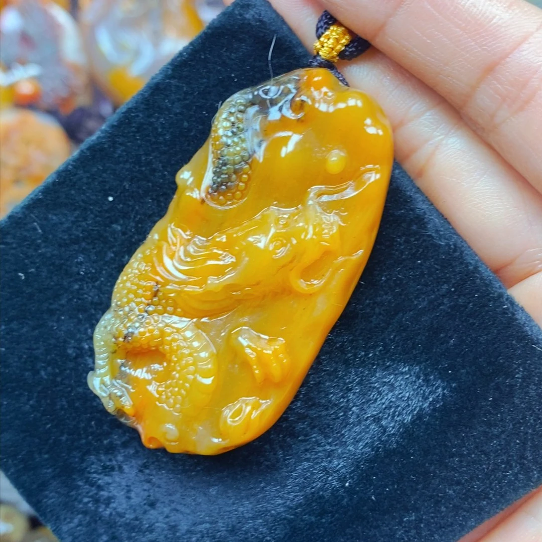 未镶嵌石英质玉（黄龙玉）颈饰