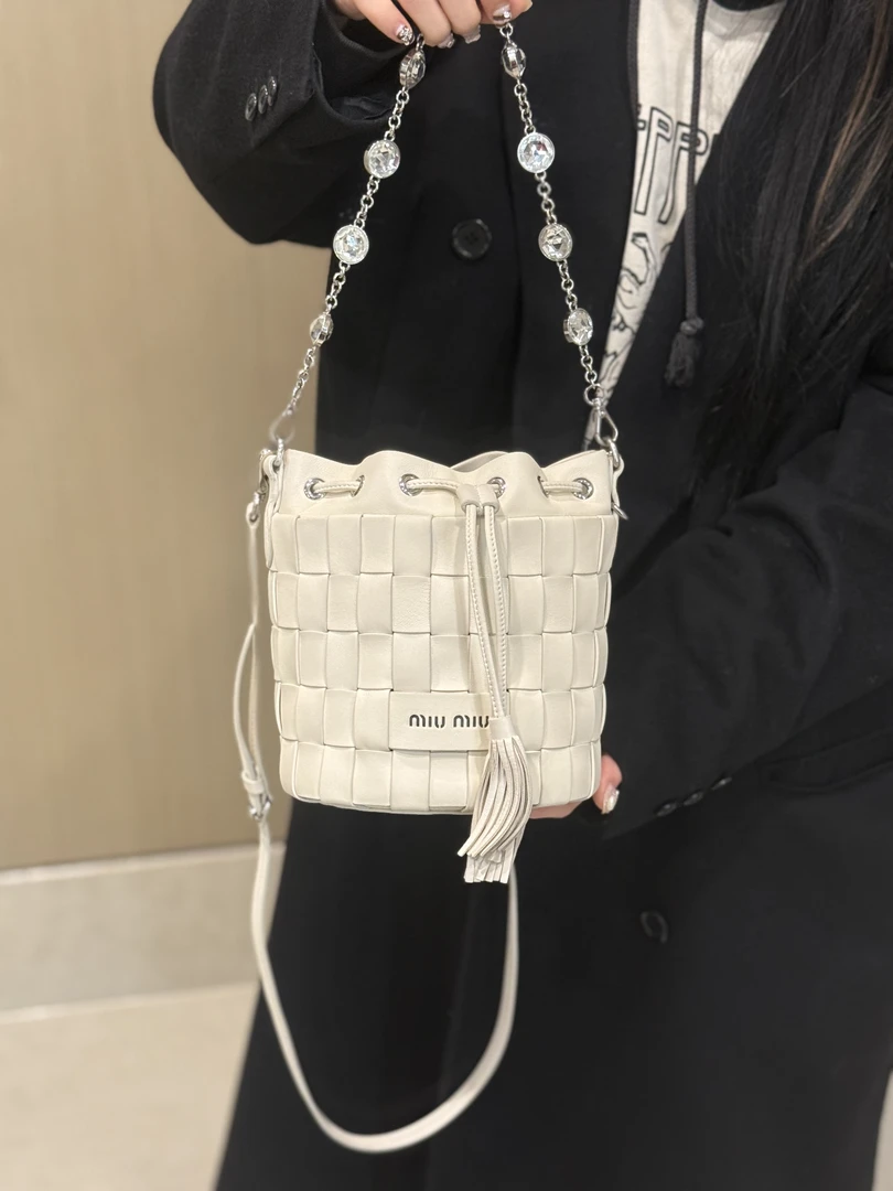 95新 MIU MIU/缪缪 白色全皮编织水桶钻链单肩包