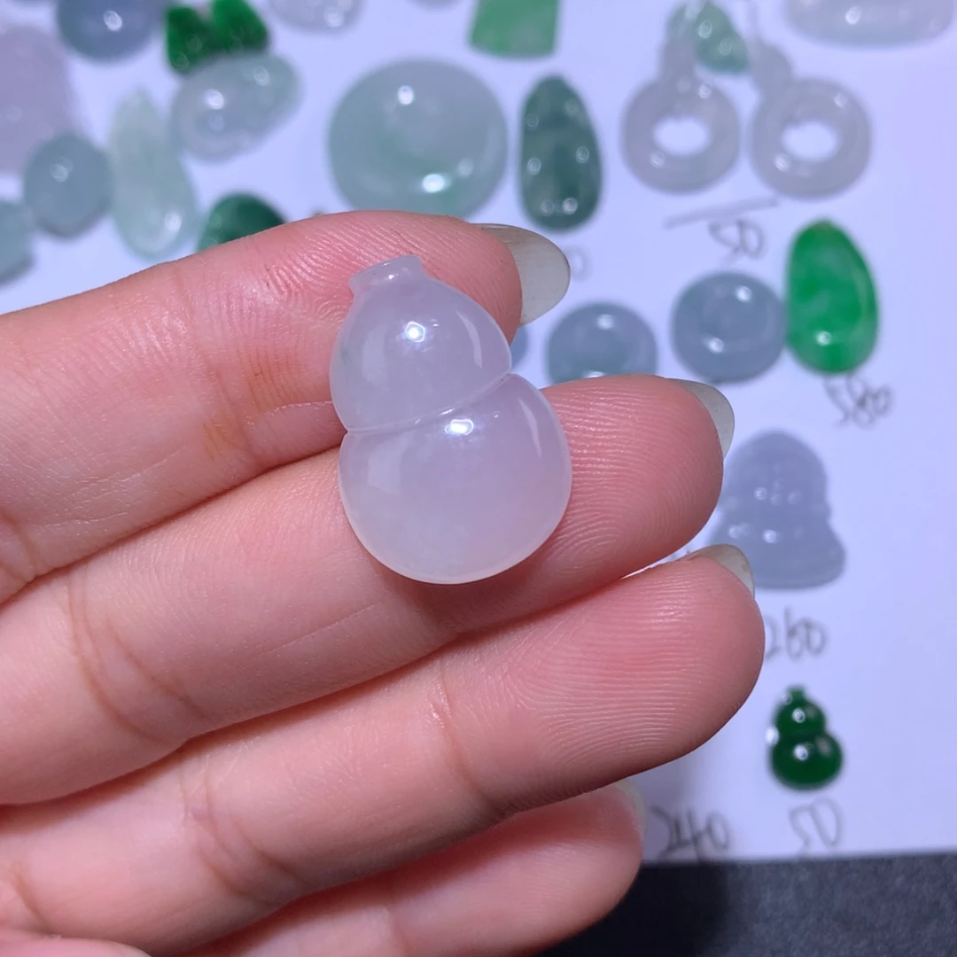 翡翠未镶嵌颈饰葫芦