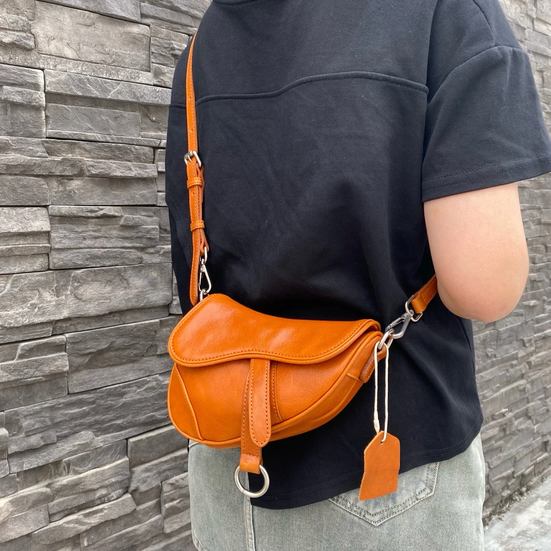 【真皮时代】头层牛皮女士单肩斜跨包百搭黑色棕色简约潮流包61078